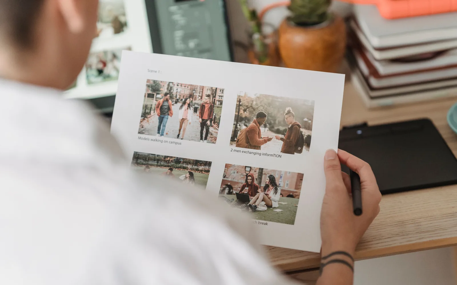 Une photographe montre un tirage de portfolio à ses clients