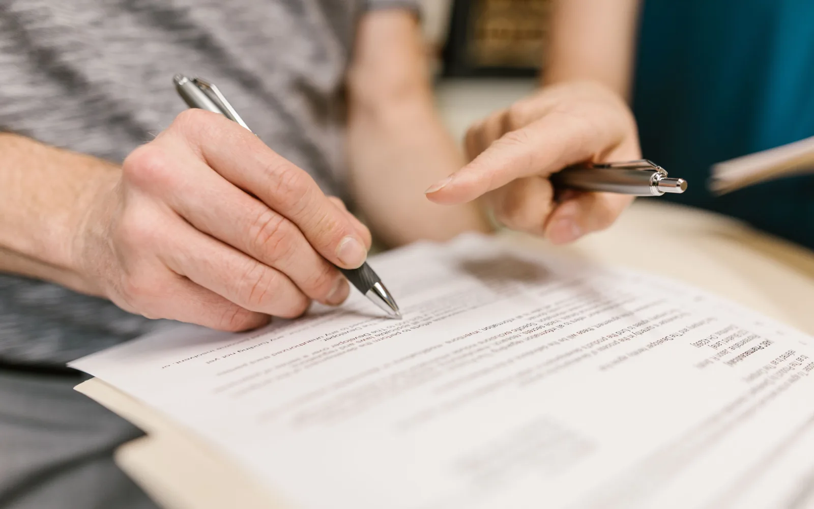 Un contrat relu stylo en main avant signature